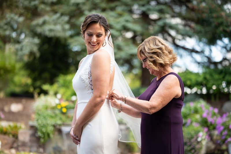 Getting Ready at Ravenwood in Victor, NY | Rochester Wedding Photography