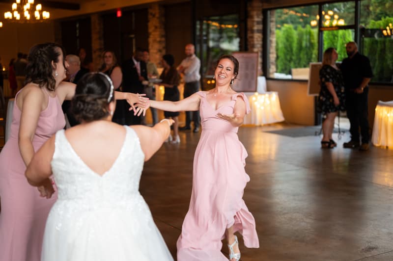 Dancing at Ravenwood in Victor, NY | Rochester Wedding Photography