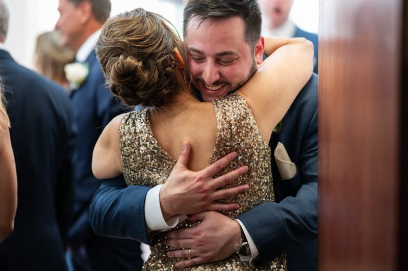 Hug at Ravenwood in Victor, NY | Rochester Wedding Photography